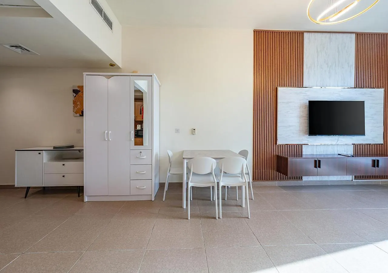Luxurious Apartment With Burj Khalifa & Canal Views Dubai
