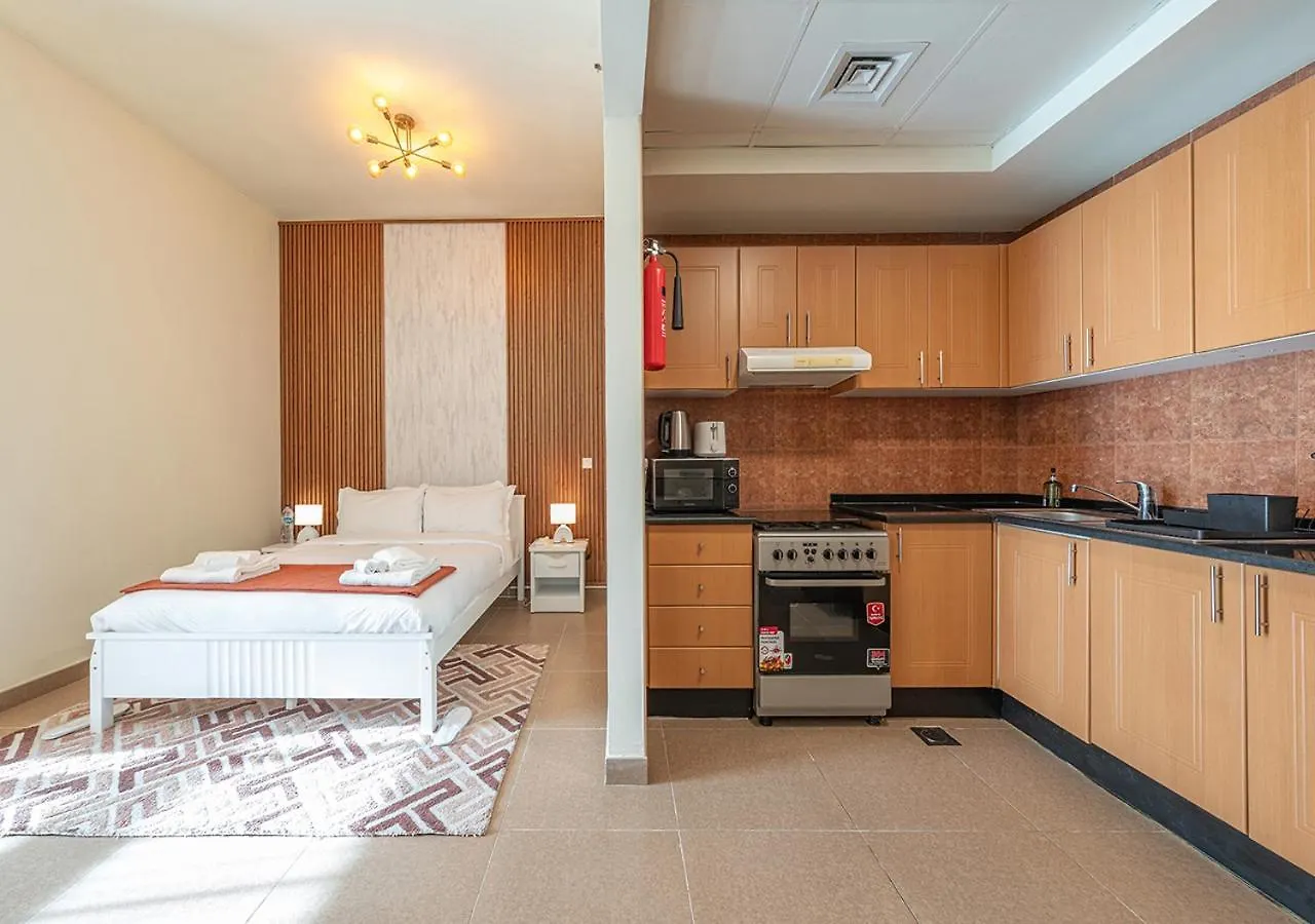 Luxurious Apartment With Burj Khalifa & Canal Views Dubai